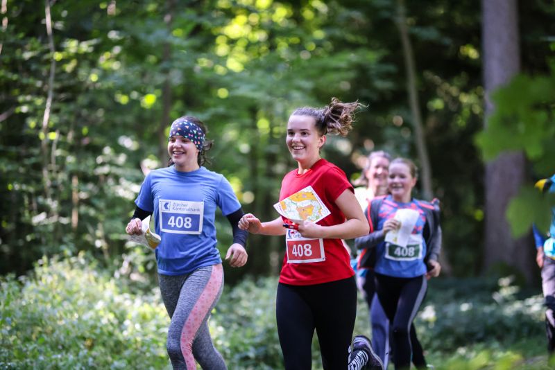 Eine Gruppe Mädchen am Zürcher Orientierungslauf